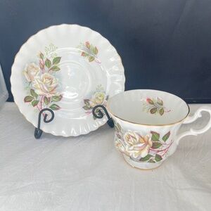 VTG Royal Albert White Cabbage Roses Footed Gold Trim Cup & Saucer ROA156 EUC